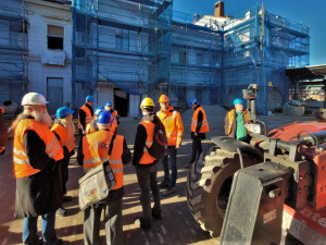 Jak se pracuje na rekonstrukci nádražní budovy se přišlo podívat vedení MO Plzeň 2 Slovany