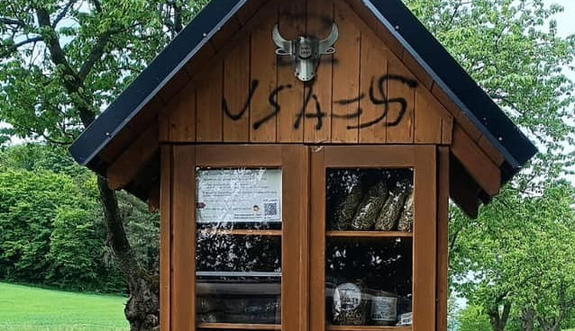 Mladý vandal se vyřádil na oblíbené samoobslužné boudičce s krmením pro zvířata, škody jdou do tisíců
