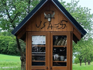 Mladý vandal se vyřádil na oblíbené samoobslužné boudičce s krmením pro zvířata, škody jdou do tisíců