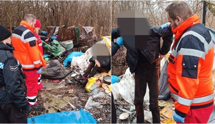 Muže bez domova trápila silná bolest nohy, pomoc zatvrzele odmítal. Záchranáři zjistili, že je ve vážném stavu