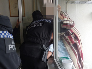 Neslyšící senior nechtěně zavřel na balkoně svoji manželku, promrzlou ženu zachraňovali strážníci