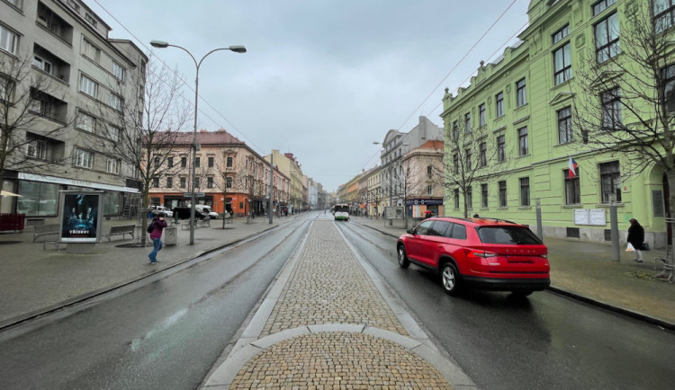 Po zákazu vjezdu automobilů do části Americké třídy se v tomto úseku výrazně zrychlil provoz MHD. Řada motoristů ale zákaz vjezdu nerespektuje