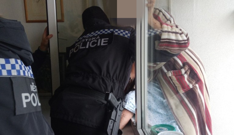 Neslyšící senior nechtěně zavřel na balkoně svoji manželku, promrzlou ženu zachraňovali strážníci