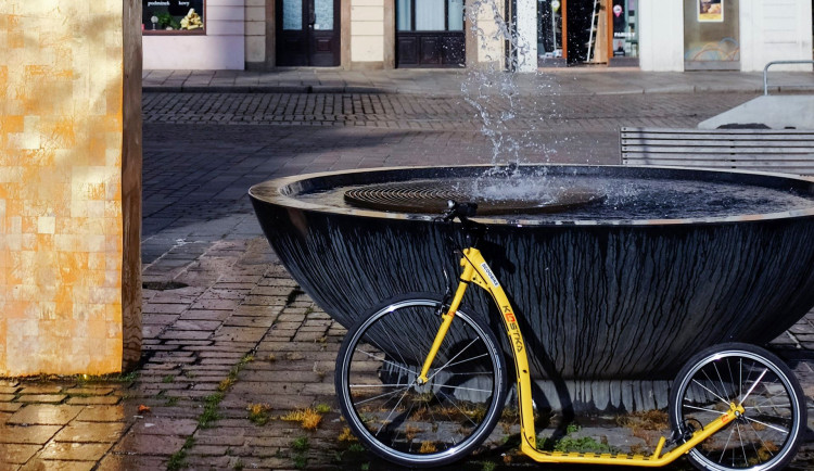 Kol a koloběžek ve městě stále přibývá, radnice si proto nechala zpracovat studii, aby předešla problémům