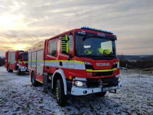 Divoký kůň uvízl v těžko přístupném terénu, hasiči hodiny bojovali o jeho záchranu