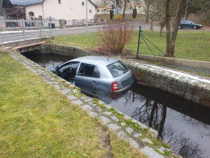 Mladý řidič vyletěl ze zatáčky a po skoku utopil auto v náhonu. BMW zase narazilo do valníku s nákladem kamení