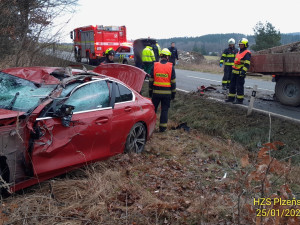 Mladý řidič vyletěl ze zatáčky a po skoku utopil auto v náhonu. BMW zase narazilo do valníku s nákladem kamení