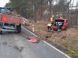 Mladý řidič vyletěl ze zatáčky a po skoku utopil auto v náhonu. BMW zase narazilo do valníku s nákladem kamení