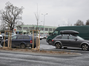 Parkoviště P+R na náměstí Emila Škody začíná nově fungovat s parkovacím lístkem jako jízdenkou do MHD