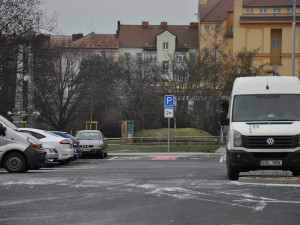 Parkoviště P+R na náměstí Emila Škody začíná nově fungovat s parkovacím lístkem jako jízdenkou do MHD