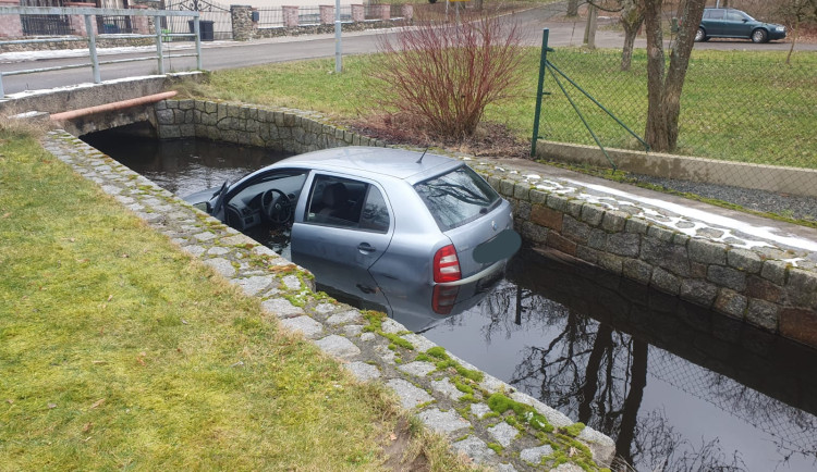 Mladý řidič vyletěl ze zatáčky a po skoku utopil auto v náhonu. BMW zase narazilo do valníku s nákladem kamení