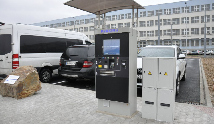 Parkoviště P+R na náměstí Emila Škody začíná nově fungovat s parkovacím lístkem jako jízdenkou do MHD