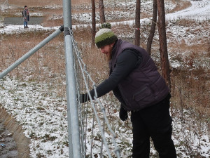 Mladý muž neváhal a ochotně se zapojil do záchranné akce u plotu