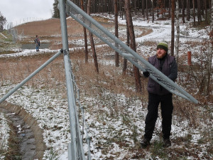 Mladý muž neváhal a ochotně se zapojil do záchranné akce u plotu