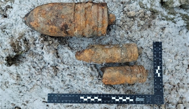 Na dne vypuštěného rybníka ležely tři nevybuchlé granáty, pyrotechnik je musel odpálit přímo na místě