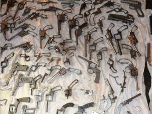 Skrýš se stovkami střelných zbraní objevila policie v bytě zemřelého muže, zbrojní průkaz neměl