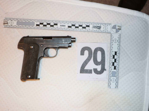 Skrýš se stovkami střelných zbraní objevila policie v bytě zemřelého muže, zbrojní průkaz neměl