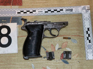 Skrýš se stovkami střelných zbraní objevila policie v bytě zemřelého muže, zbrojní průkaz neměl