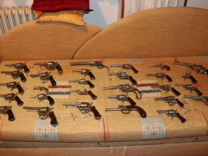 Skrýš se stovkami střelných zbraní objevila policie v bytě zemřelého muže, zbrojní průkaz neměl