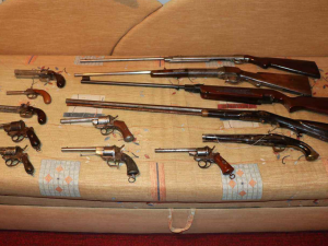 Skrýš se stovkami střelných zbraní objevila policie v bytě zemřelého muže, zbrojní průkaz neměl