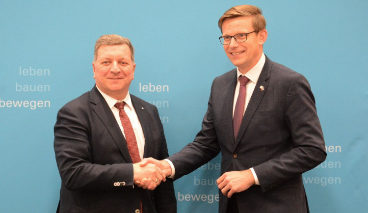Český ministr dopravy Martin Kupka s německým státním ministrem bydlení, výstavby a dopravy Christianem Bernreiterem (vlevo)