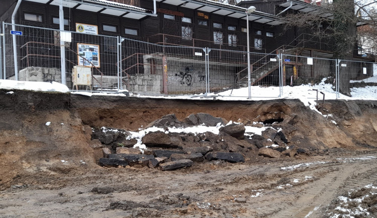 U přehrady se propadl náhon, část cesty u skautské klubovny je uzavřena