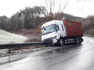 Silnice se proměnily v jedno velké kluziště, problémy mají řidiči zejména na Plzeňsku