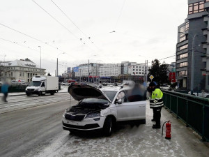 Na mostě v ulici U Prazdroje se také střetlo osobní vozidlo a tramvaj. Nehoda je bez zranění.