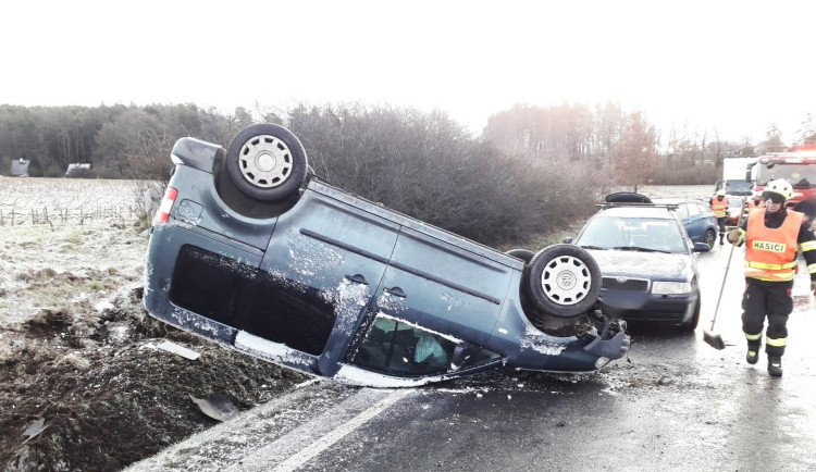 Silnice se proměnily v jedno velké kluziště, problémy mají řidiči zejména v Plzni a blízkém okolí