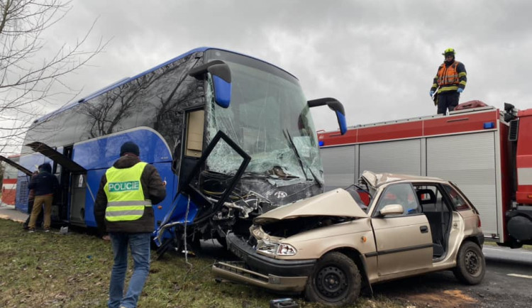 Autobus se zahraničními turisty se na nechvalně proslulém místě střetl s osobním automobilem, jeho řidič zahynul