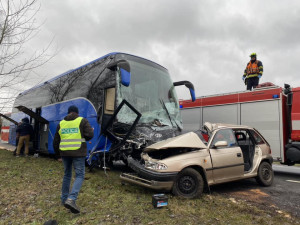 Autobus se zahraničními turisty se na nechvalně proslulém místě střetl s osobním automobilem, jeho řidič zahynul