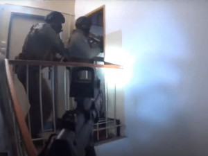 VIDEO: Policejní zásahovka dopadla sedm členů drsného gangu. Okrádali cizince, kteří si užívali s prodejnými ženami