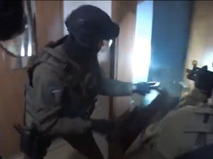 VIDEO: Policejní zásahovka dopadla sedm členů drsného gangu. Okrádali cizince, kteří si užívali s prodejnými ženami