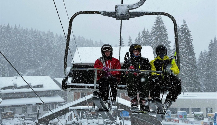 Skvělé podmínky k lyžování má po čtvrteční chumelenici Šumava v oblasti Železné Rudy a Špičáku