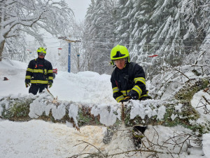 Desítky popadaných stromů, obce bez elektřiny a požár obřího skladu sena, hasiči v Plzeňském kraji mají napilno