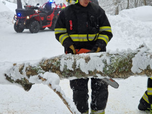 Desítky popadaných stromů, obce bez elektřiny a požár obřího skladu sena, hasiči v Plzeňském kraji mají napilno