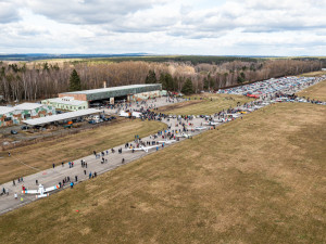 Tisíce lidí přišly na letiště Líně, kde by chtěl VW vybudovat gigafactory. Návštěvníci podpořili zachování letiště