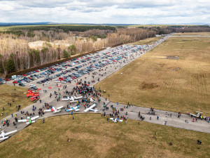 Tisíce lidí přišly na letiště Líně, kde by chtěl VW vybudovat gigafactory. Návštěvníci podpořili zachování letiště