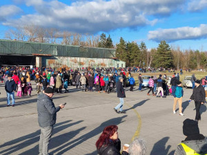 Tisíce lidí přišly na letiště Líně, kde by chtěl VW vybudovat gigafactory. Návštěvníci podpořili zachování letiště