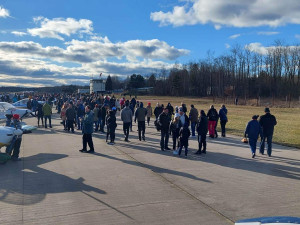 Tisíce lidí přišly na letiště Líně, kde by chtěl VW vybudovat gigafactory. Návštěvníci podpořili zachování letiště