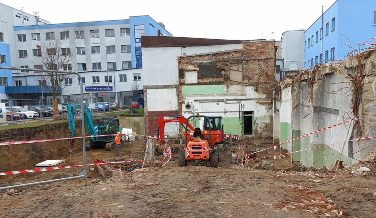 V areálu Klatovské nemocnice začala stavba nového pavilonu dialýzy. První pacienty zde ošetří příští zimu