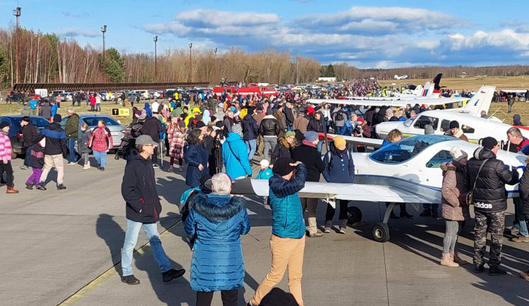 Tisíce lidí přišly na letiště Líně, kde by chtěl VW vybudovat gigafactory. Návštěvníci podpořili zachování letiště