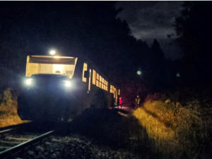 Tragédie na kolejích, střet s vlakem nepřežil při večerní nehodě zatím neznámý muž
