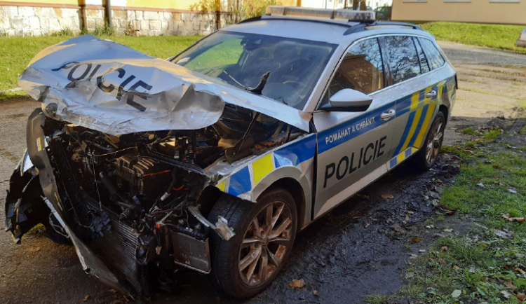 Takto vypadal po střetu policejní vůz