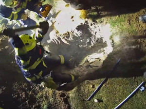 Fenka Kira se dostala pod zemí do betonové skruže plné vody a hrozilo jí utonutí. Při záchraně šlo o sekundy