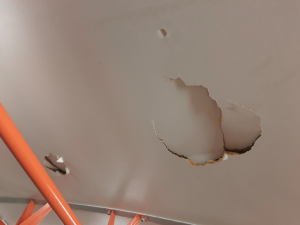 Vandal poničil na dvou místech dvě tramvaje. Do stropních panelů prorazil díry a způsobil škodu za 100 000 Kč