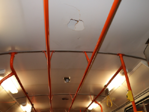 Vandal poničil na dvou místech dvě tramvaje. Do stropních panelů prorazil díry a způsobil škodu za 100 000 Kč