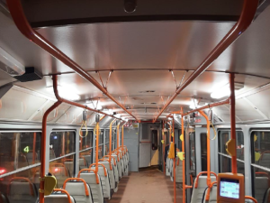 Vandal poničil na dvou místech dvě tramvaje. Do stropních panelů prorazil díry a způsobil škodu za 100 000 Kč