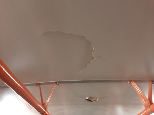 Vandal poničil na dvou místech dvě tramvaje. Do stropních panelů prorazil díry a způsobil škodu za 100 000 Kč