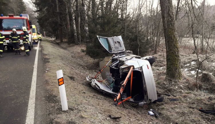 Pět osob se zranilo při ranní nehodě osobního automobilu. Mezi pasažéry byli čtyři chlapci ve věku 15 a 17 let